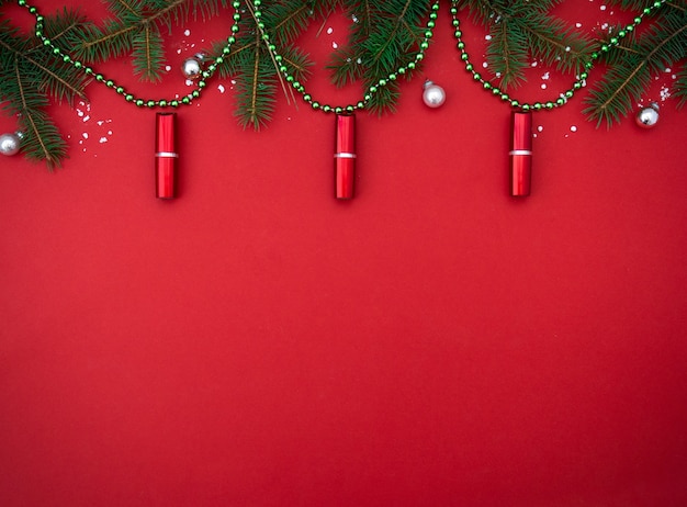 사진 크리스마스 조명 뷰티 배너 복사 공간의 형태로 빨간 립스틱이 있는 평평한 구성