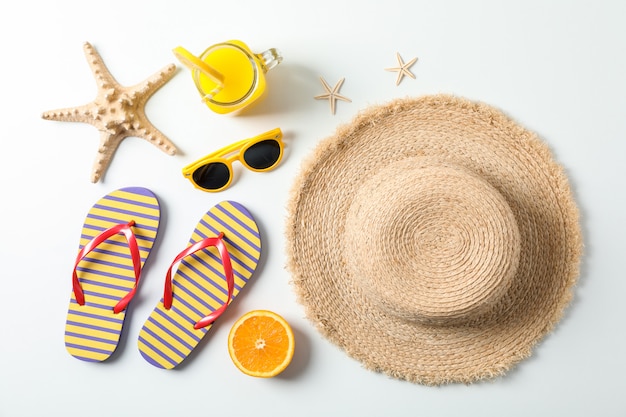 Composizione piana in disposizione con gli accessori di vacanze estive su fondo bianco, vista superiore. buone vacanze