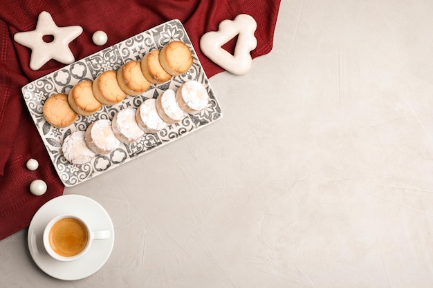 텍스트를 위한 밝은 회색 테이블 공간에 맛있는 쿠키가 있는 평평한 배치 구성