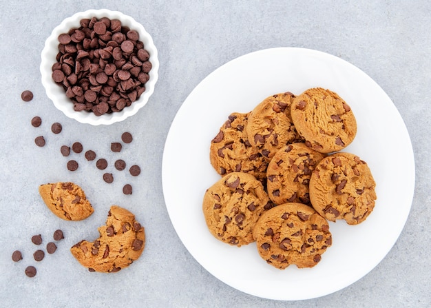 Photo flat lay cookies and chocolate chips in bowl
