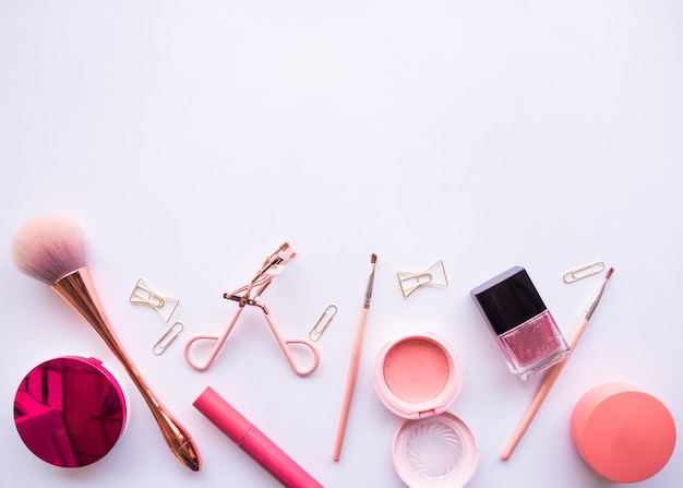 Flat lay di accessori cosmetici.