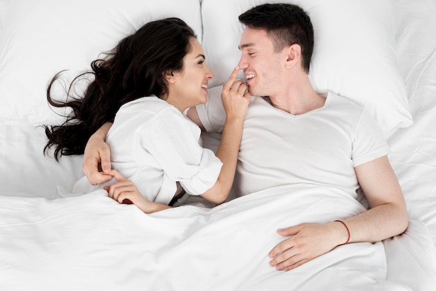 Photo flat lay of couple in bed in the morning