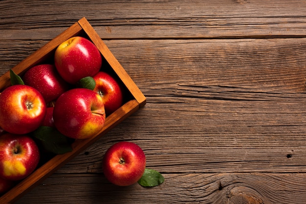 Photo flat-lay crate with ripe apples with copyspace