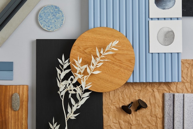 Foto disposizione piana della composizione del moodboard dell'architetto creativo con campioni di pannelli e piastrelle lamellari di vernice tessile in legno materiali naturali tavolozza dei colori blu nero e grigio chiaro spazio di copia modello