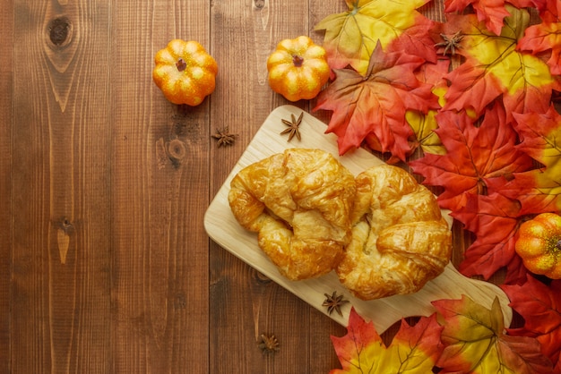 Photo flat lay croissants on wooden