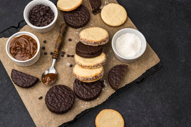 Foto disposizione di deliziosi alfajores piatti