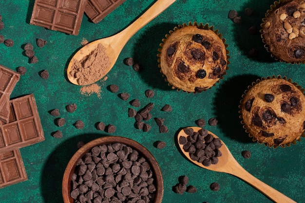 Foto deliziosi muffin piatti e gocce di cioccolato