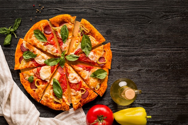 Piatto di laici deliziosa pizza concetto sul tavolo di legno