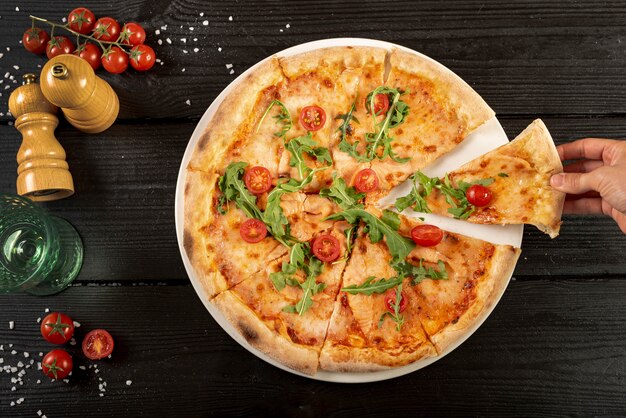 Photo flat lay of delicious pizza on wooden table