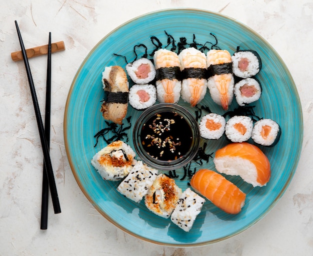 Photo flat lay of delicious sushi with copy space