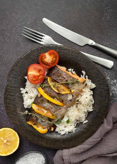 Photo flat lay delicious trout meal