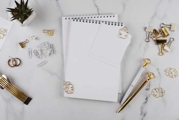 Photo flat lay desk items on marble table