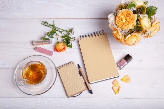 Фото Плоская столовая с чаем, косметикой и букетом английских роз