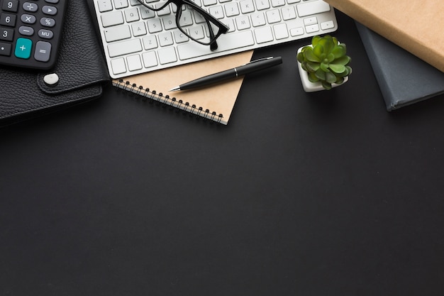 Photo flat lay of desktop with keyboard and agenda