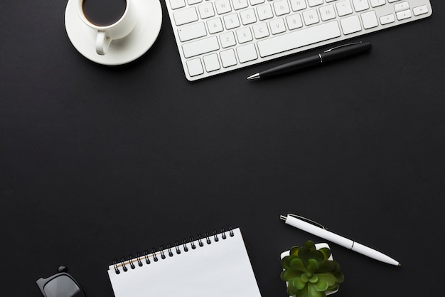 Photo flat lay of desktop with notebook and coffee cup