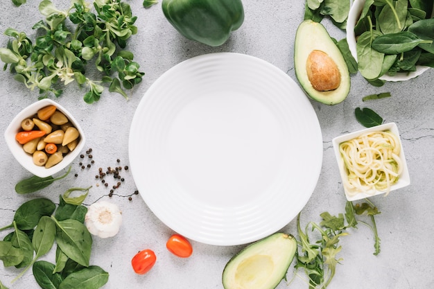 Photo flat lay of dishes with avocado and garlic