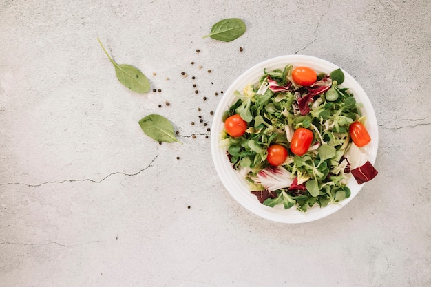 Photo flat lay of dishes with salad and spinach