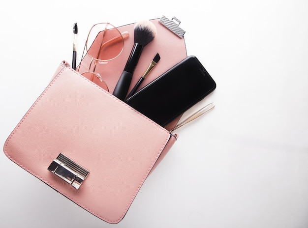 Плоская планировка женских модных аксессуаров и розовой сумочки на белом фоне с копирайтом