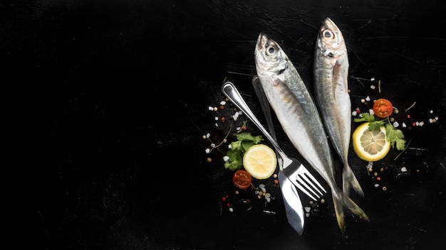 Photo flat lay of fish with tomatoes and copy space