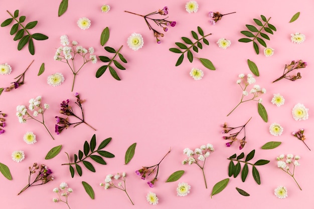 Photo flat lay flowers collection on table