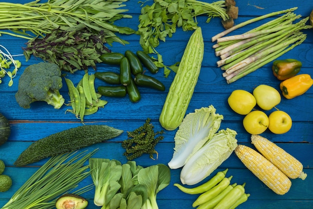 新鮮な果物と野菜の背景、異なる果物や野菜のフラットなレイアウト。