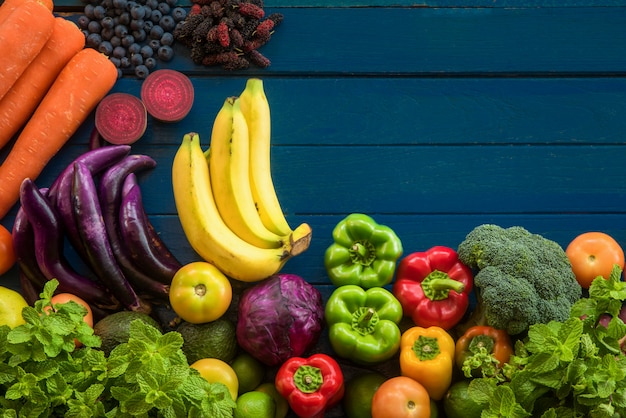 Piatto laici di frutta e verdura fresca con spazio di copia, diversi tipi di frutta e verdura per mangiare sano