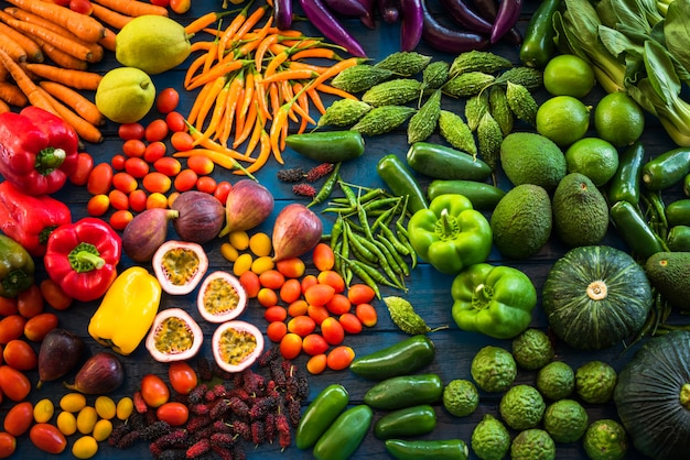 Foto disposizione piatta di frutta e verdura fresca