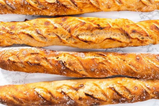 フラットレイ。焼きたての小さなフランスのバゲットパン。