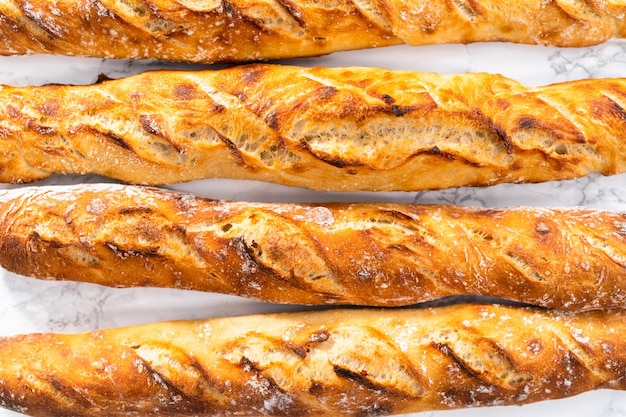 Foto disposizione piatta. piccole baguette francesi appena sfornate.