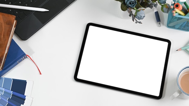 フラットレイグラフィックデザイナーワークテーブル、デジタルタブレットステーショナリーコーヒーカップと色見本