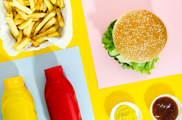 Piatto disteso di hamburger con patatine fritte