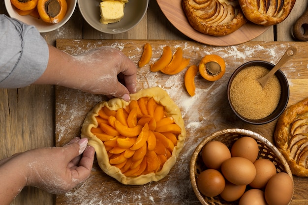 Photo flat lay hands making pie