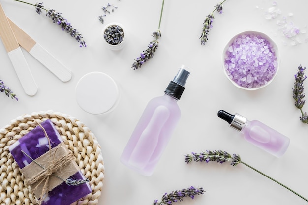 Spa domestica piatta con concetto di lavanda