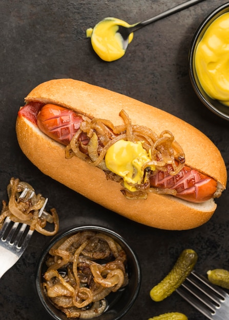 Foto hot dog piatto laici con senape