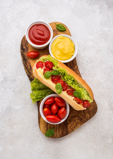 Photo flat lay hot dog with vegetables