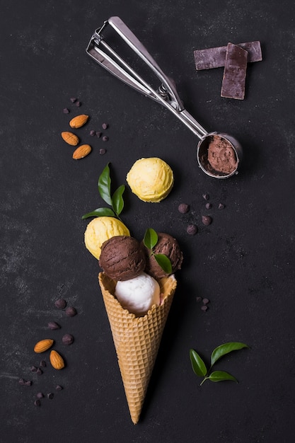 Photo flat lay ice cream cones and scoops