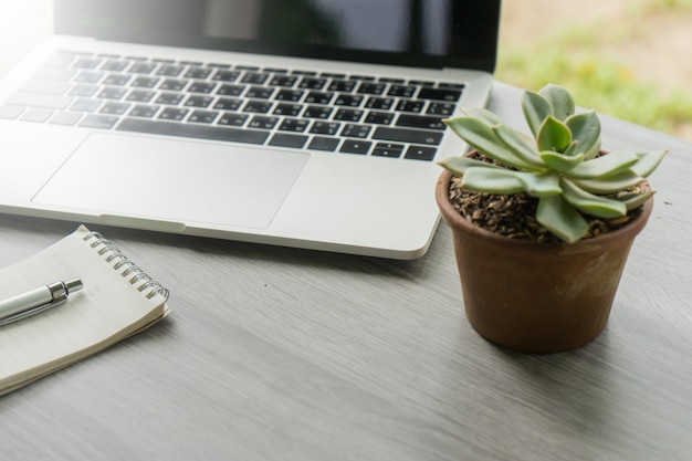 Photo flat lay laptop grey background