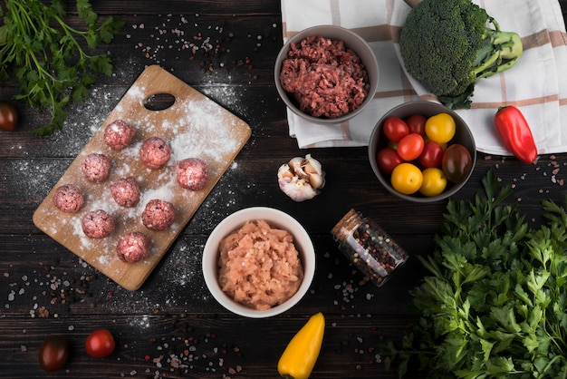 Photo flat lay meatballs, minced mead and ingredients