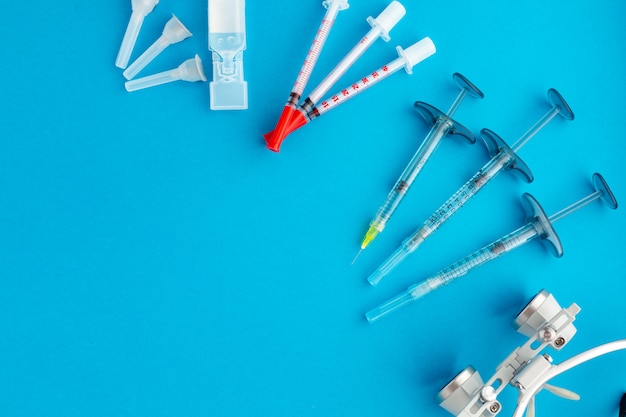 Photo flat lay of medical instruments on blue