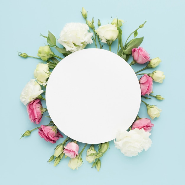 Photo flat lay mini roses with blank circle