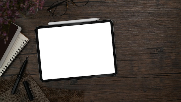 사진 빈 디스플레이 스타일러스 펜과 노트북이 있는 평평한 평면 디지털 태블릿