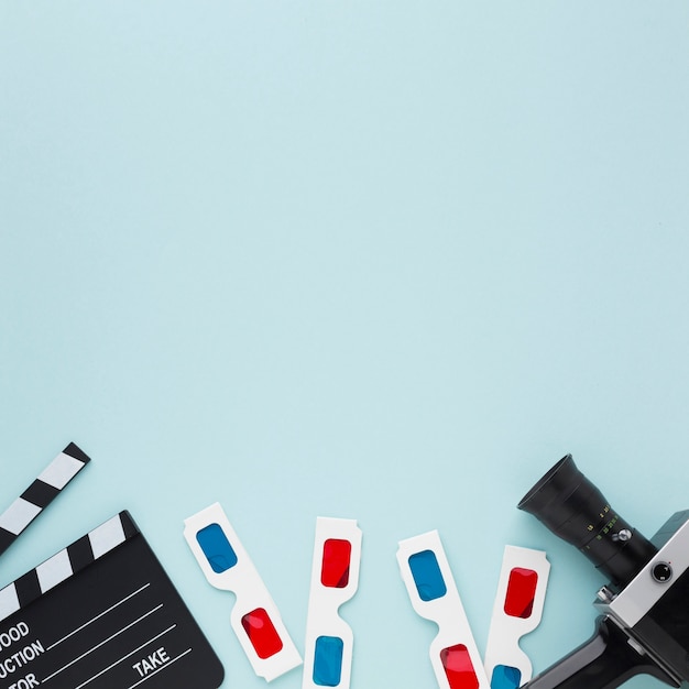 Фото Плоские элементы фильма кладут на синем фоне с копией пространства