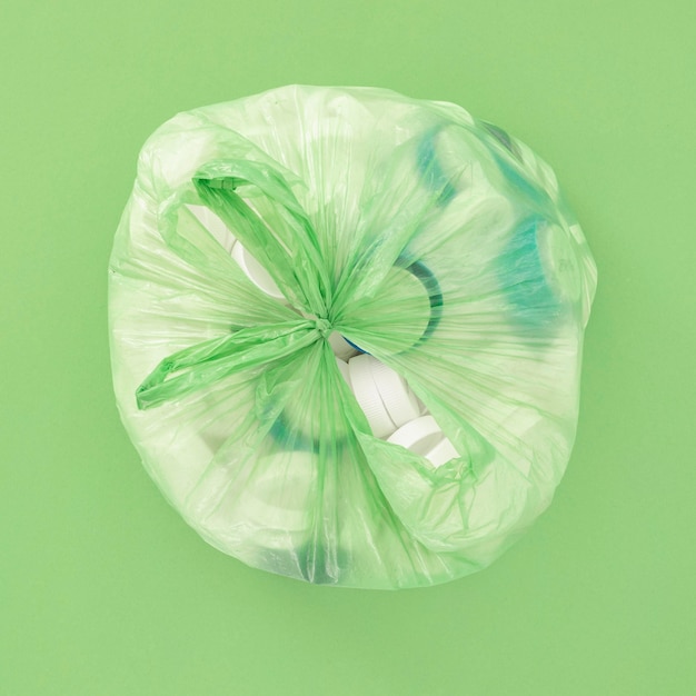 Assortimento di elementi in plastica non ecologici piatti