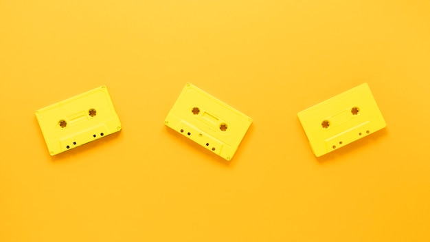 Плоская прокладка кассет на желтом фоне