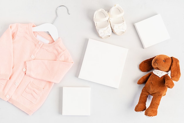 Фото Плоская планировка милой новорожденной одежды изолирована