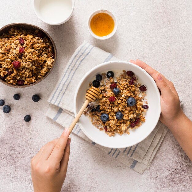 그릇에 맛있는 muesli의 평평한 누워