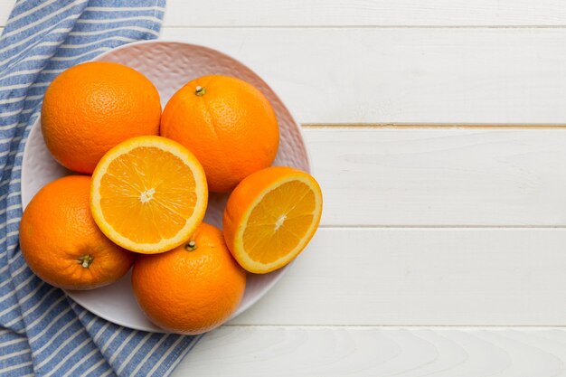 사진 색 ⁇ 의 배경 위에 판으로  ⁇ 개진 신선한 오렌지 과일의 평평한 층 복사 공간과 함께  ⁇ 보기