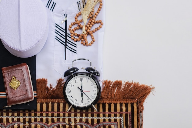 Al Quran의 성서와기도 구슬과 Maghrib 시간을 보여주는 시계가있는 Salat 용 무슬림 옷과 액세서리의 평평한 평신도 성서를 의미하는 아랍어 단어가 있습니다. | 프리미엄 사진 Al Quran의 성서와기도 구슬과 Maghrib 시간을 보여주는 시계가있는 Salat 용 무슬림 옷과 액세서리의 평평한 평신도 성서를 의미하는 아랍어 단어가 있습니다. | 프리미엄 사진