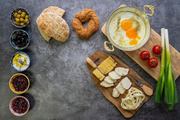 Фото Плоский слой органического и свежего вкусного традиционного турецкого завтрака на столе