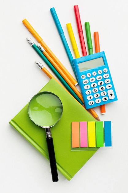 Фото Плоская планировка школьных принадлежностей с калькулятором и книгой